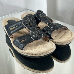 Clark’s Artisan Black Leather Jewel Sandal 10M